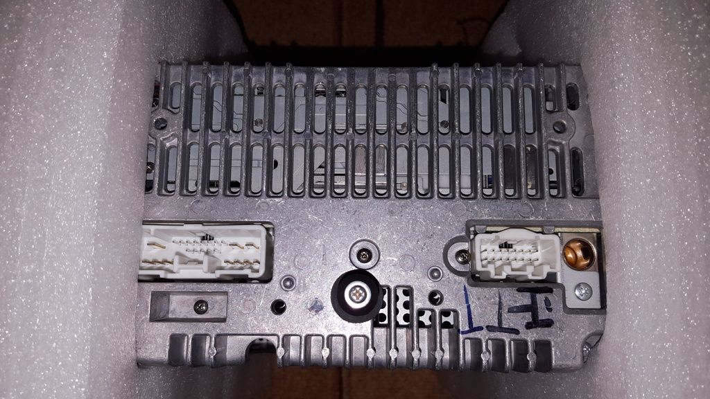 Fotorelacja montaż radia Bose w Mazda3 nonBose